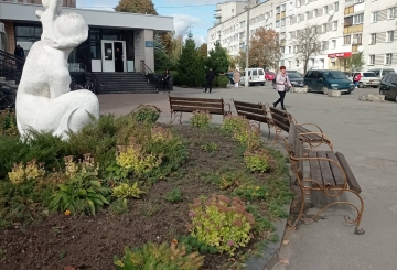 Меценати встановили лавки на території лікарні