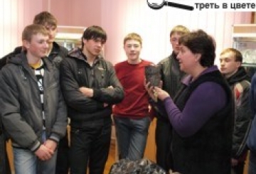 ПОБАЧИЛИ КОШТОВНЕ КАМІННЯ З УСЬОГО СВІТУ. ЩЕ Й ГРУНТ... З МІСЯЦЯ!