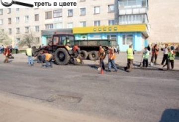 В ОЧІКУВАННІ ДЕРЖАВНОЇ СУБВЕНЦІЇ ДОРОГИ РЕМОНТУЮТЬ, ЧИМ МОЖУТЬ