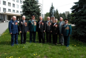 ВЕТЕРАНІВ-ФРОНТОВИКІВ СТАЄ ВСЕ МЕНШЕ...