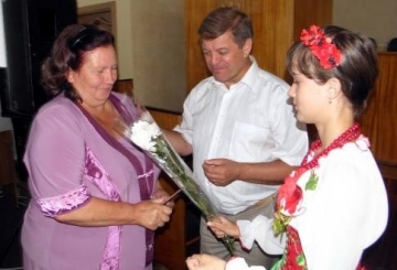 Керівництво району вручило багатодітним матерям почесні відзнаки «Мати-героїня»