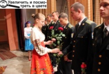 Молодих лейтенантів у бригаді зустріли квітами і хлібом-сіллю