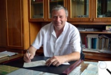 Він знає сім технік вишивання, але не бачить у цьому нічого особливого