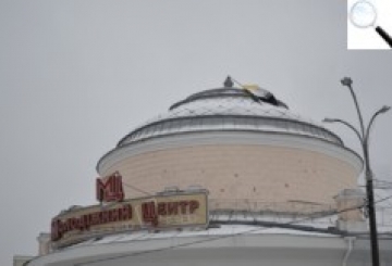 У переддень річниці Майдану впав прапор України, встановлений на даху Молодіжного центру…