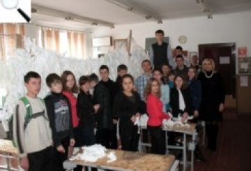 Учні плетуть маскувальні сітки для захисників України