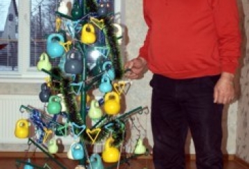 Замість новорічних іграшок — гирі на ялинці