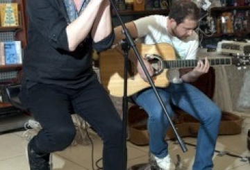 Військові фляги з розписом і підсвічники з гільз — лоти незвичайного аукціону