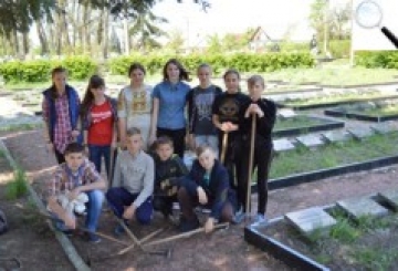 «Подякуйте за реконструкцію військового кладовища…»