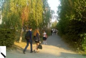 На кого чатує шприц у траві біля школи?