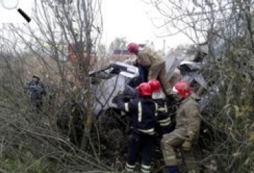 Рятувальники витягли тіло водія з понівеченого авто