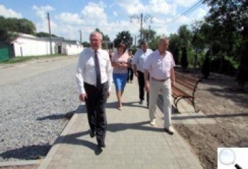 Щоб встигнути до «Лесиних джерел», газони засіватимуть півсотні двірників