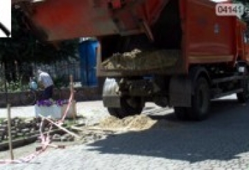 У центрі утворилося провалля. Замість виклику археологів його засипали…