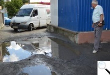 «З під’їзду не можна вийти — або взувай гумові чоботи, або босим виходь з хати»