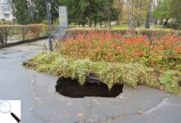 Вдруге протягом року ділянка тротуару в центрі міста зникла під землею