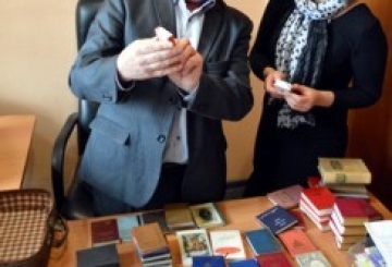 У колекції — понад двісті книжок-«малишок»