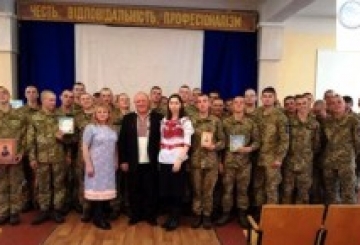 Поет Анатолій Клюско читав вірші військовим до Дня писемності