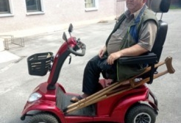 На електроскутері — проти фур, які розбивають місцеві дороги в спеку