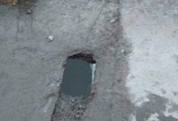 Будьте обережні! Пішохідна зона Житомирського мосту — знову в дірках…