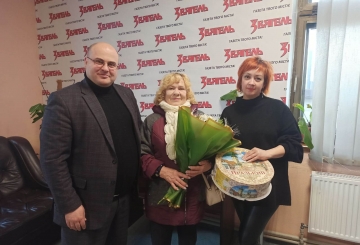 Вручили солодкий подарунок за участь в опитуванні