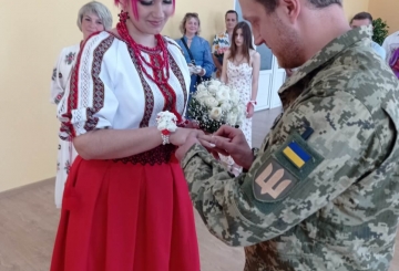 Нова весільна традиція —  вишиванка і камуфляж