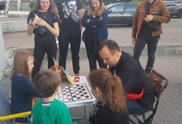 Грою у шашки п’ятикласниця збирає на зброю проти ракет