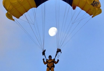 Фотографував кота на балконі,  а зняв… парашутиста. Що летіло над Новоградом — досі не зрозуміло