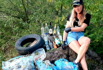 «Мені шкода людей, які всюди смітять» Прибирає береги Случі і роздає відпочивальникам сміттєві пакети