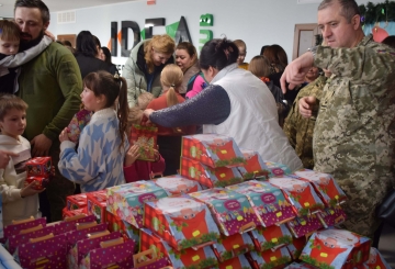 Новорічні персонажі в камуфляжі: війна триває, але святковий настрій у дітей має бути