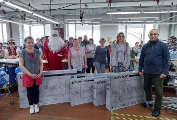 Подарували плазмові телевізори ідеальним відвідувачам роботи А ще шиють форму для воїнів,  підтримують переселенців та сім’ї захисників