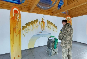 Ікони — на дерев’яних дошках з-під боєприпасів для «Градів». Унікальну каплицю збудовано для захисників