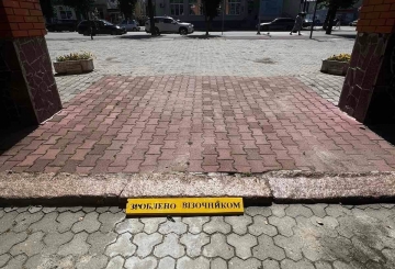 «Зроблено візочником»:  містянин встановив пристрої  для подолання бордюрів