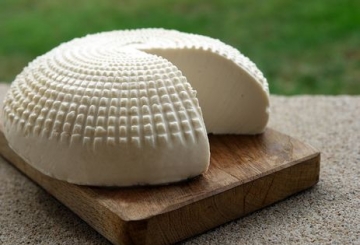 Робота: відроджують традиції сироваріння