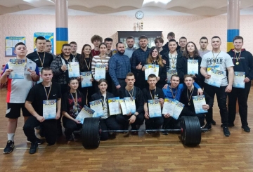 У ДЮКФП визначили кращих у змаганнях із присідання зі штангою