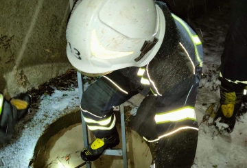 Бійці ДСНС врятували собаку з каналізаційного колодязя