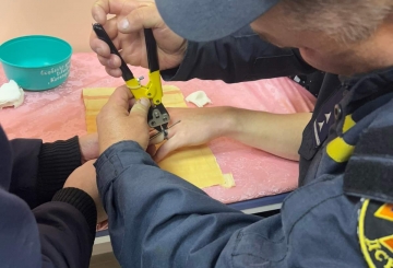 Приміряв чужу каблучку — знімали рятувальники