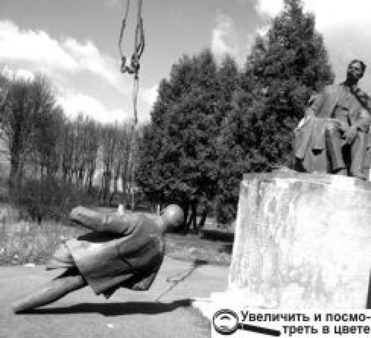 В ОРЕПАХ ЛЕНІНА «РОЗЛУЧИЛИ» З ГОРЬКИМ