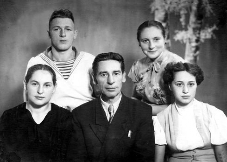 ВИХОВАВ ЧОТИРЬОХ ДІТЕЙ