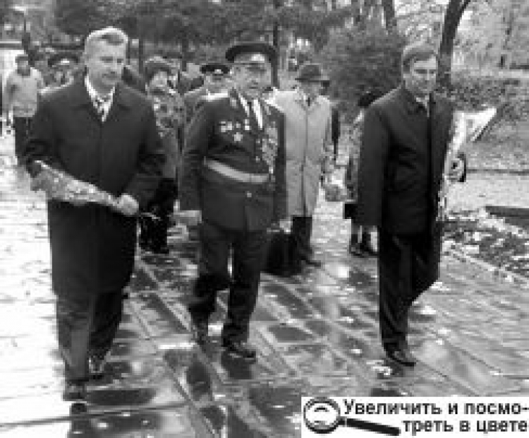 НОВОГРАД-ВОЛИНЦІ ВІДЗНАЧИЛИ 65-ТУ РІЧНИЦЮ ВИЗВОЛЕННЯ УКРАЇНИ ВІД НІМЕЦЬКО-ФАШИСТСЬКИХ ЗАГАРБНИКІВ