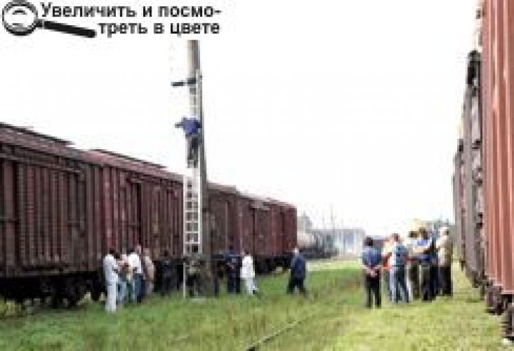 ЗАЛІЗНИЧНИК МАЙЖЕ ДЕВ’ЯТЬ ГОДИН ДОБРОВІЛЬНО ПРОВІВ... НА СТОВПІ