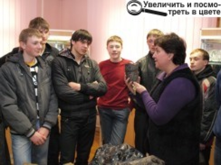 ПОБАЧИЛИ КОШТОВНЕ КАМІННЯ З УСЬОГО СВІТУ. ЩЕ Й ГРУНТ... З МІСЯЦЯ!
