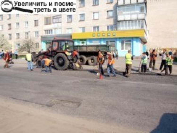 В ОЧІКУВАННІ ДЕРЖАВНОЇ СУБВЕНЦІЇ ДОРОГИ РЕМОНТУЮТЬ, ЧИМ МОЖУТЬ