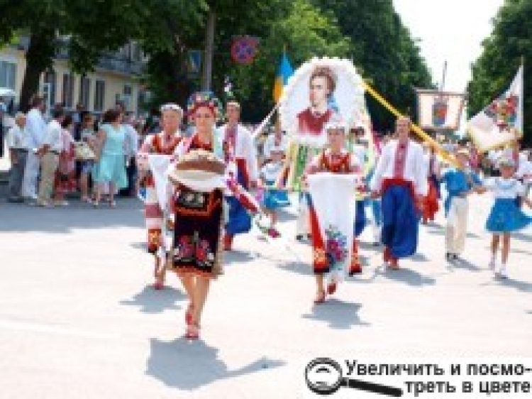 «У РОЗМАЇТТІ СВЯТА БАГАТЬОХ ЦІКАВИТЬ, ЯКА ЗІРКА ПРИЇДЕ І ЗАСПІВАЄ ПІД ФОНОГРАМУ ЗА 4 ТИСЯЧІ ДОЛАРІВ…»