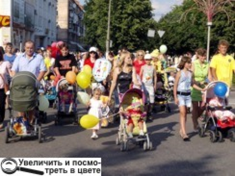 У День молоді — парад наречених і молодих сімей із дитячими візочками