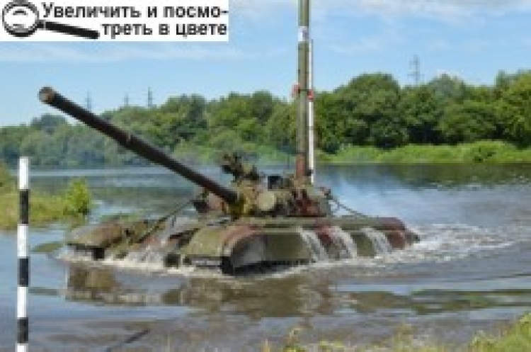 Красені-солдати і танки під водою