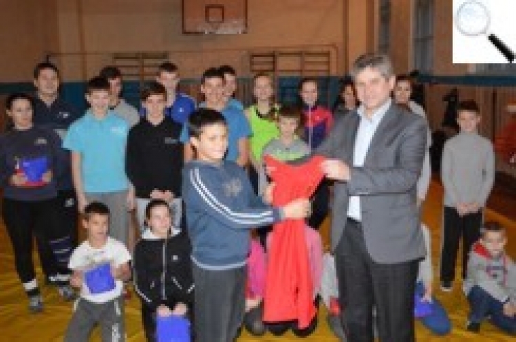 Чотирнадцять трико — майбутнім чемпіонам