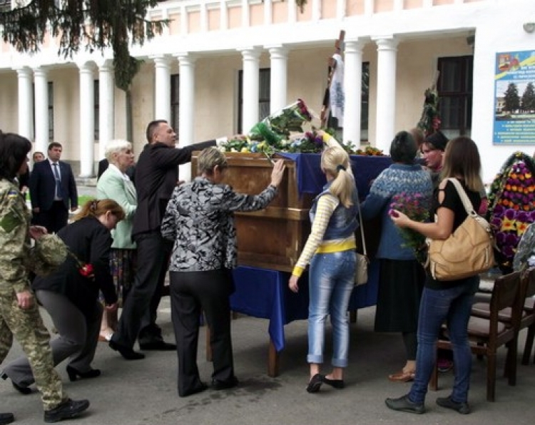 Новоград-Волинщина прощалася зі своїм земляком — солдатом за призовом Веремійчуком Романом Анатолійовичем