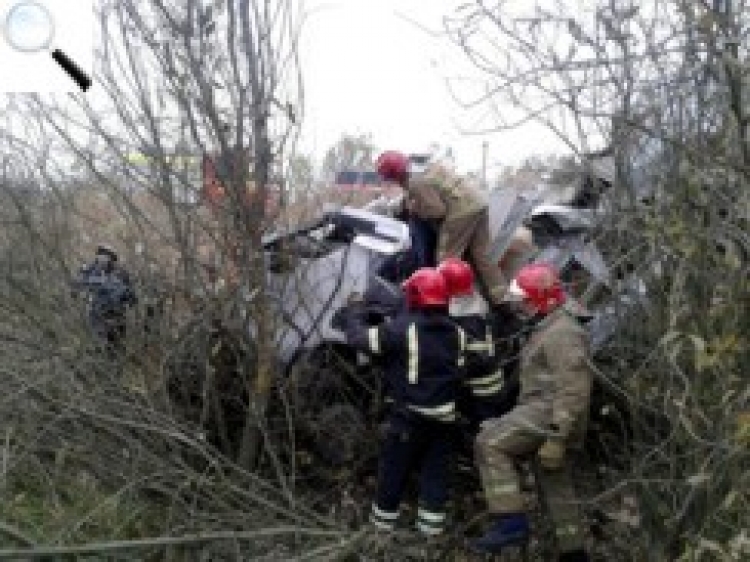 Рятувальники витягли тіло водія з понівеченого авто