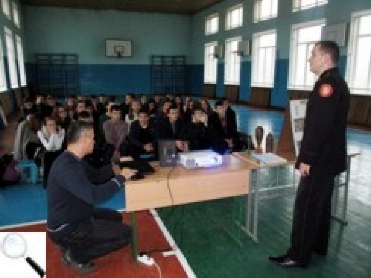 Рятувальники розповіли старшокласникам, як поводитись із підозрілими предметами