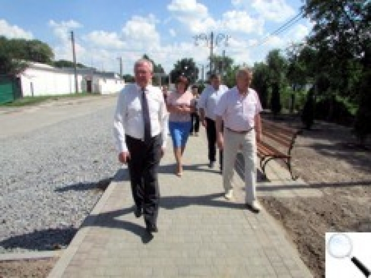 Щоб встигнути до «Лесиних джерел», газони засіватимуть півсотні двірників