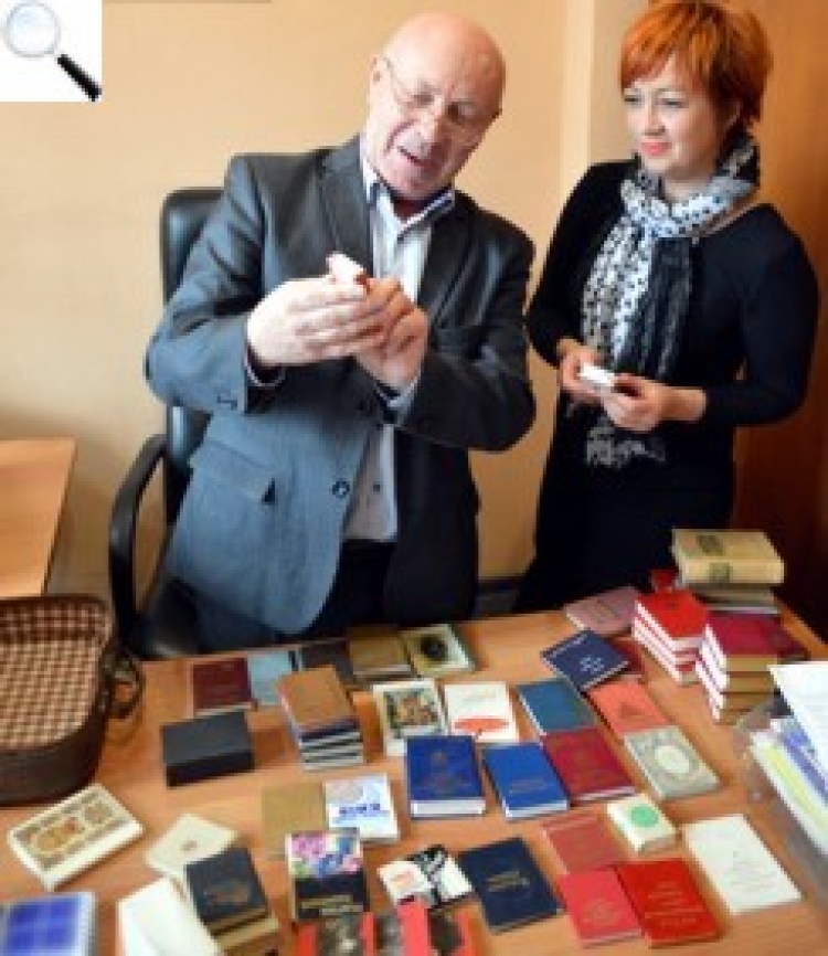 У колекції — понад двісті книжок-«малишок»
